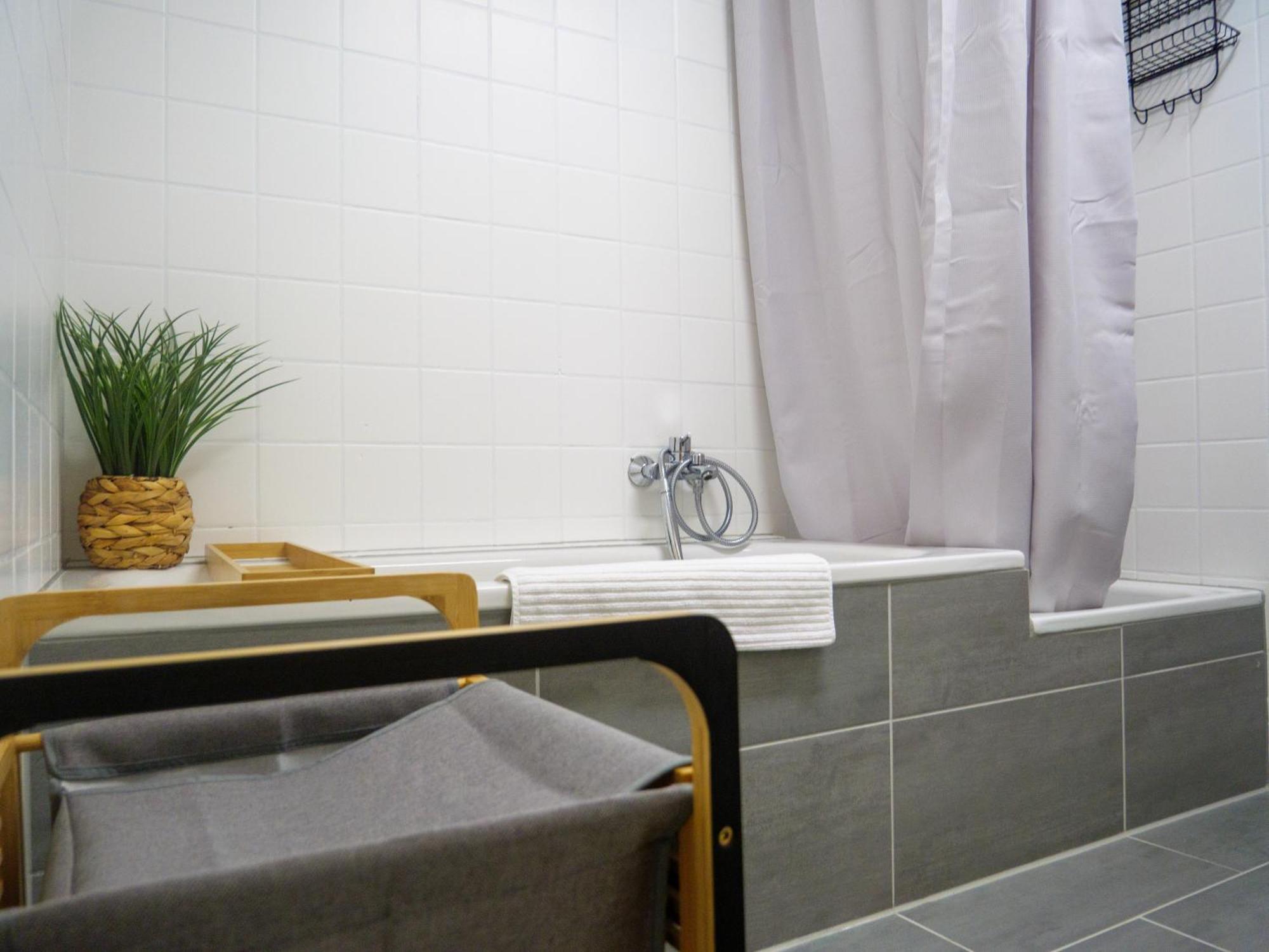 Amao-Brown I Exklusives City-Apartment I 85Qm I Privatparkplatz & Komfort I King-Size Bed Lahr  Exterior photo